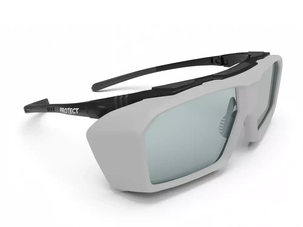 Das Bild zeigt eine Brille, die für das Arbeiten mit Handlasergeräten bei 1064 nm geeigent ist.