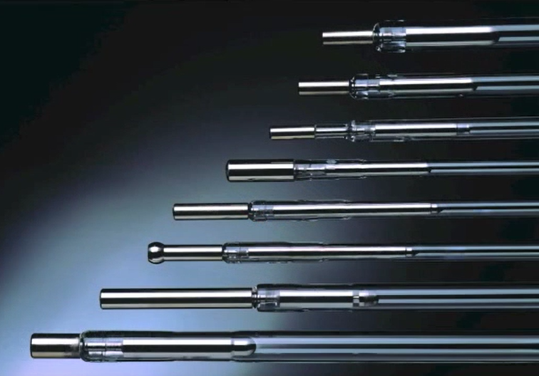 Das Bild zeigt Blitzlampen mit unterschiedlichen Anschlüssen für verschiedene Lasergeräte.