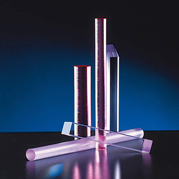 Das Bild zeit viereckige und runde Kristallstäbe.